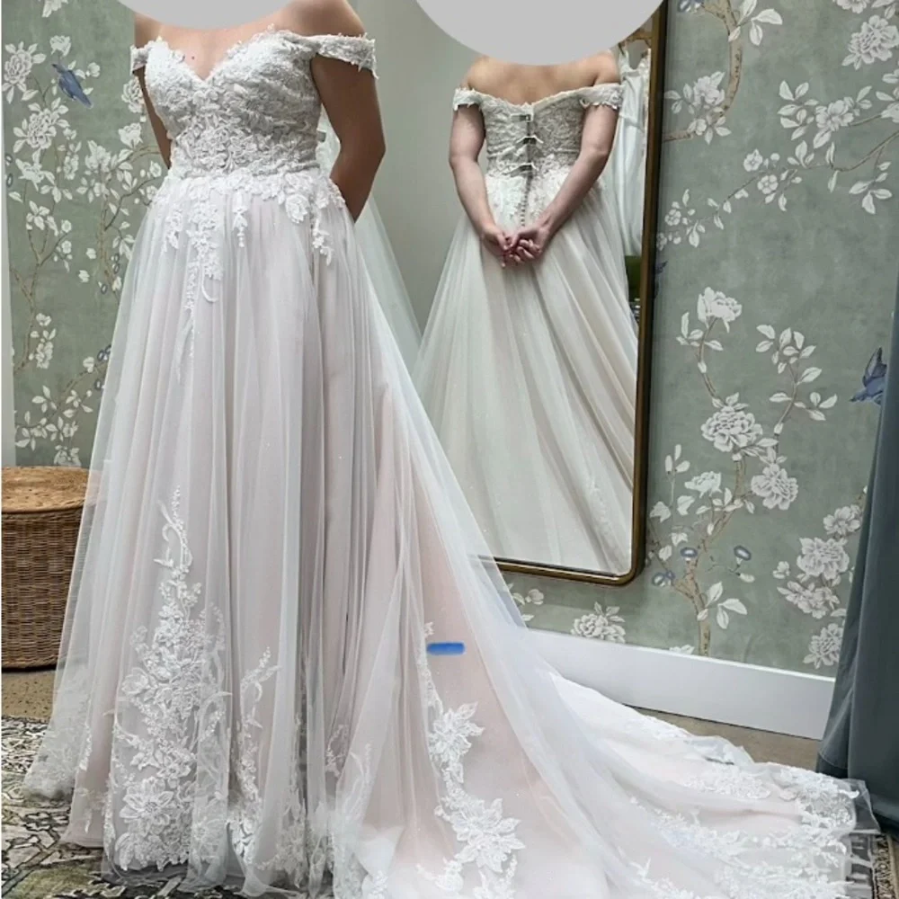 A contemporary white lace and tulle wedding dress with - Picture 1 of 14